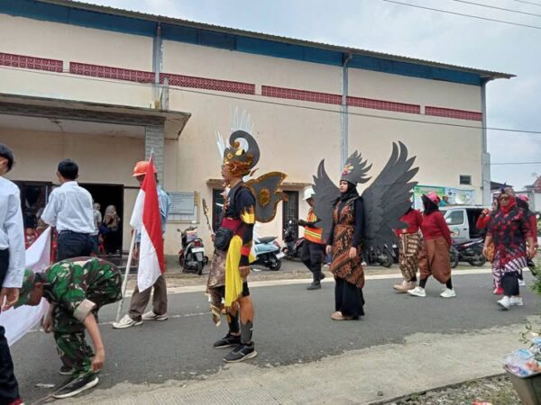 Atraksi Unik Warnai Karnaval HUT ke-80 RI di Desa Tumiyang